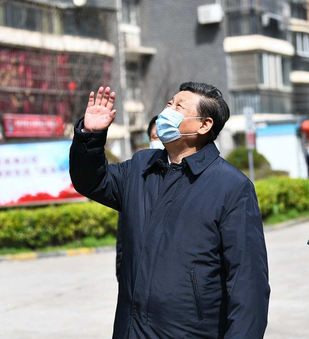 2020年3月10日,习近平总书记在东湖新城社区考察时,向在家隔离居住的居民挥手致意、表示慰问。 2020年3月10日,习近平总书记在东湖新城社区考察时,向在家隔离居住的居民挥手致意、表示慰问。