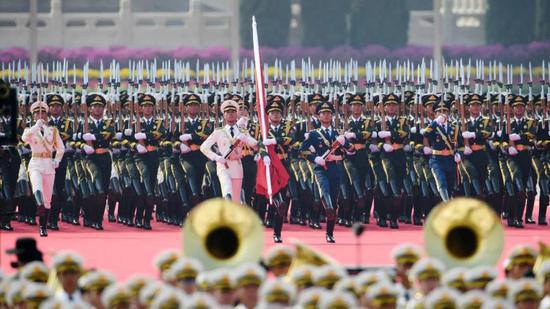 这是国旗护卫队从人民英雄纪念碑基座出发，走向旗杆基座。新华社记者 刘大伟 摄