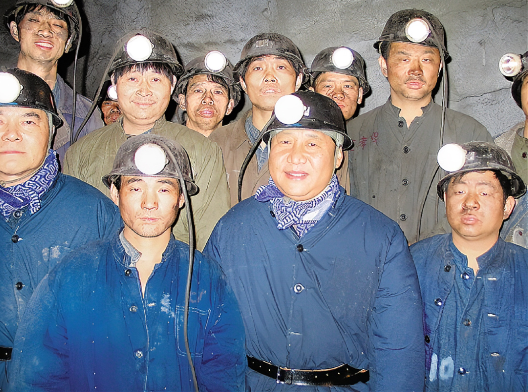 2005年1月26日,习近平在湖州市长兴县长广煤矿井下慰问煤矿工人。 2005年1月26日,习近平在湖州市长兴县长广煤矿井下慰问煤矿工人。