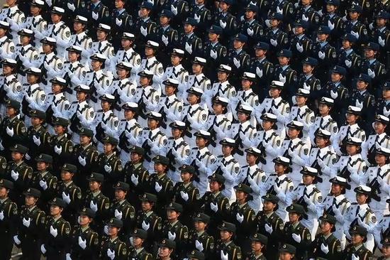 这是女兵方队通过天安门广场。新华社记者 琚振华 摄