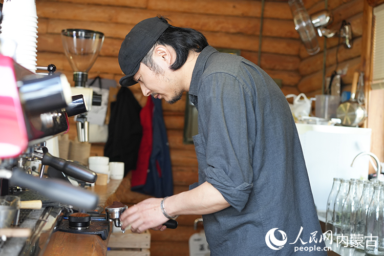 喻晓在小木屋中制作咖啡。人民网记者 李睿摄
