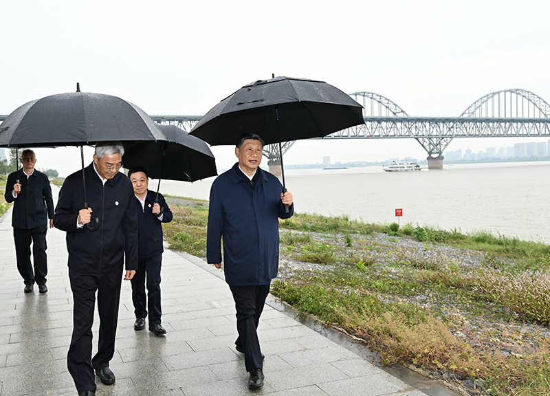 2023年10月10日至13日,中共中央总书记、国家主席、中央军委主席习近平在江西考察。这是10日下午,习近平在长江国家文化公园九江城区段考察时,冒雨沿江堤步行察看沿岸风貌。新华社记者 谢环驰 摄