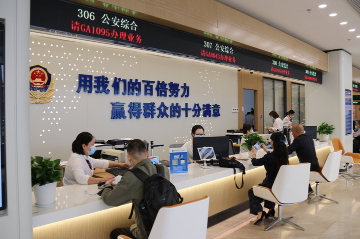 龙港设市以来,以系统性体制变革和制度重塑做优做强政务增化服务,打造营商环境最优市。图为龙港政务服务中心窗口。龙港市委宣传统战部 供图。.png