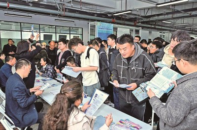 2024年3月,在兰州大学2024届毕业生大型春季综合双选会现场,青年学子踊跃报名西部用人单位。 兰州大学供图