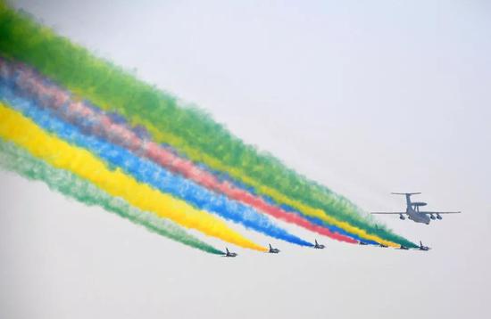 这是受阅的领队机梯队。新华社记者 陆波岸 摄