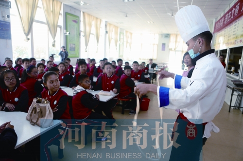 郑州一中学开设“烩面课” 学生“逼迫”老师拖堂