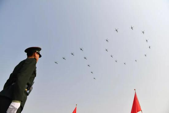 这是直升机在空中组成“70”字样飞过天安门广场。新华社记者 朱峥 摄