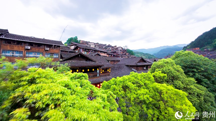 6 穿越机视角下的西江千户苗寨。人民网记者 涂敏 摄