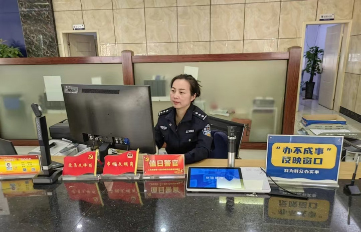 省公安厅全面推广“办不成事”反映窗口建设,在线下110个市县公安政务服务中心大厅等布建“办不成事”反映专窗全覆盖。省直机关工委供图.jpg