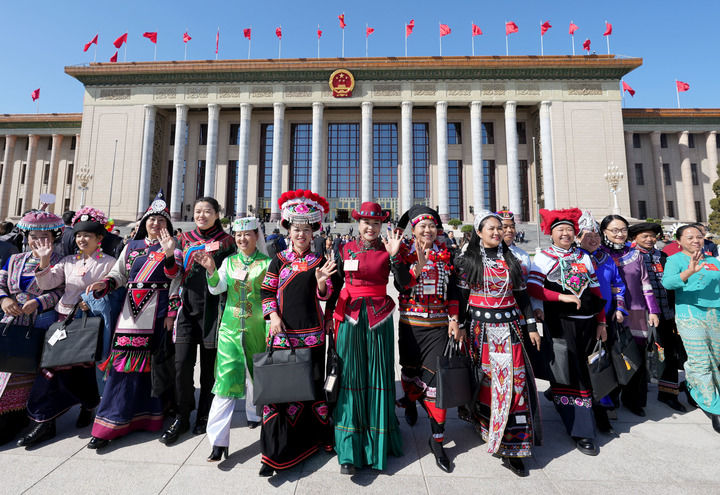 2024年3月8日,十四届全国人大二次会议第二次全体会议结束后,女代表在北京人民大会堂前合影留念。新华社记者 王毓国 摄