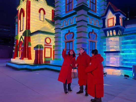 10月18日，哈萨克斯坦外宾参观黑龙江哈尔滨冰雪大世界梦幻冰雪馆。新华社记者 杨轩 摄