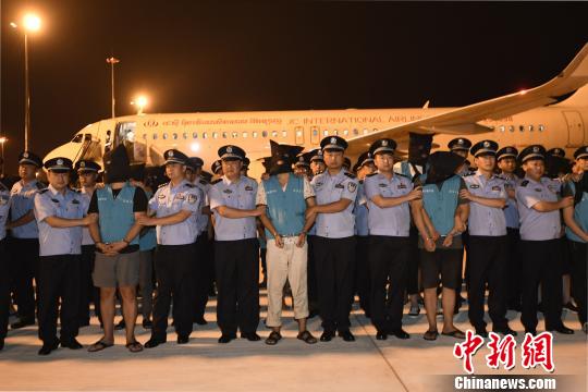 被押解回蓉的犯罪嫌疑人。　安源 摄