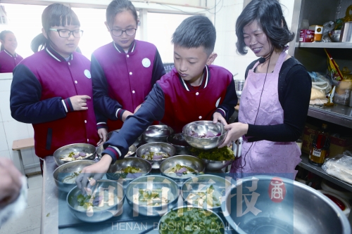 郑州一中学开设“烩面课” 学生“逼迫”老师拖堂