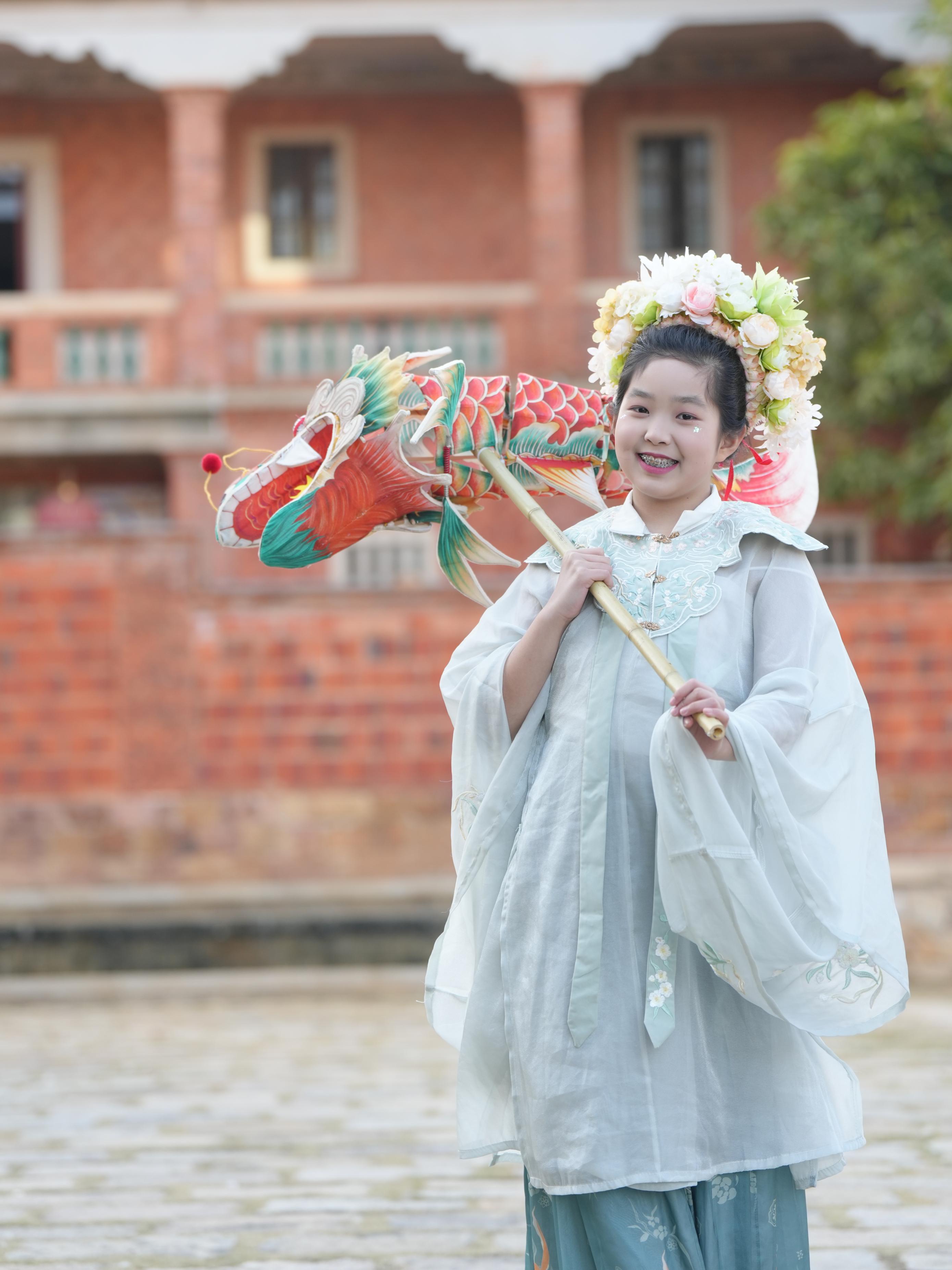 在泉州,沈女士为女儿拍下头戴簪花的照片。受访者供图