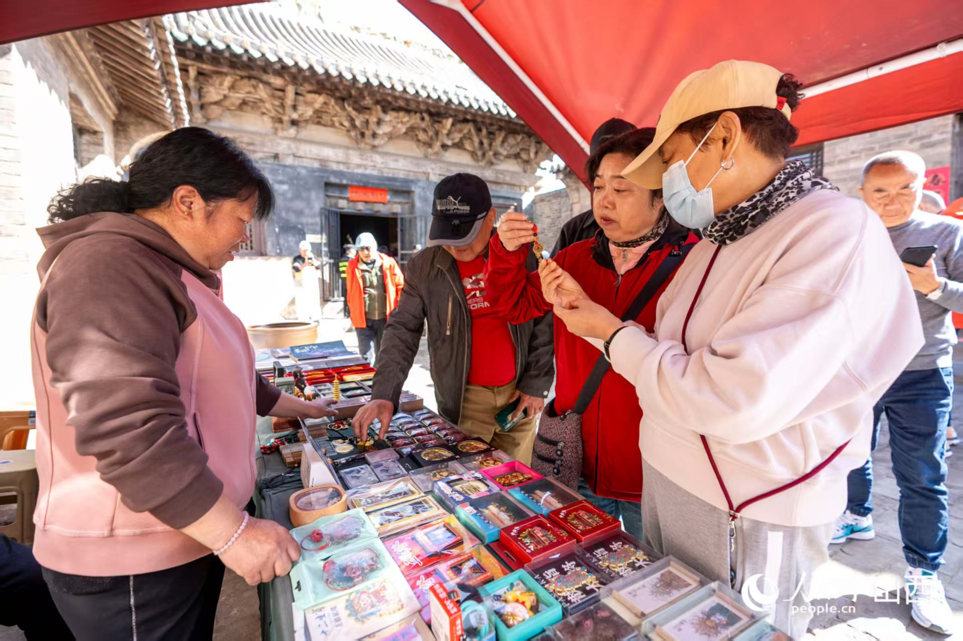 游客在山西省高平市铁佛寺选购文创产品。人民网记者 卢鹏宇摄