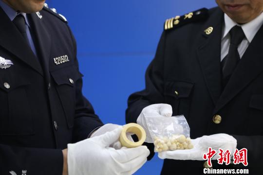 海关工作人员查获象牙制品。　鲍晓康 摄