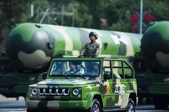 这是东风-41核导弹方队领队车。新华社记者 陶亮 摄