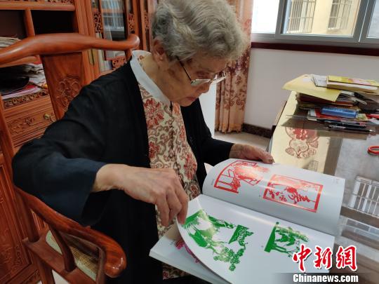 93岁剪纸艺术家:美好定格在裱框中