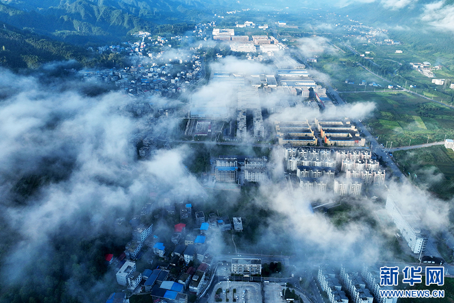 重庆:八月里云海流瀑 瞰群山如画