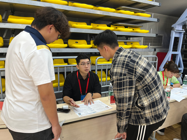 招聘会上,老师为毕业生开展就业指导。校方供图