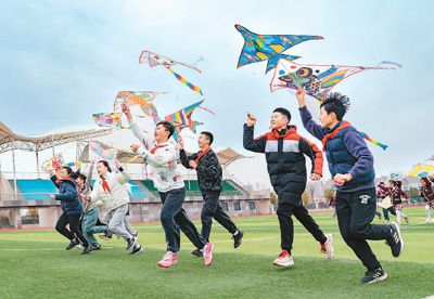 3月18日,江苏省海安市南屏小学的孩子们在操场上放风筝,感受春天的气息。翟慧勇摄(人民视觉)