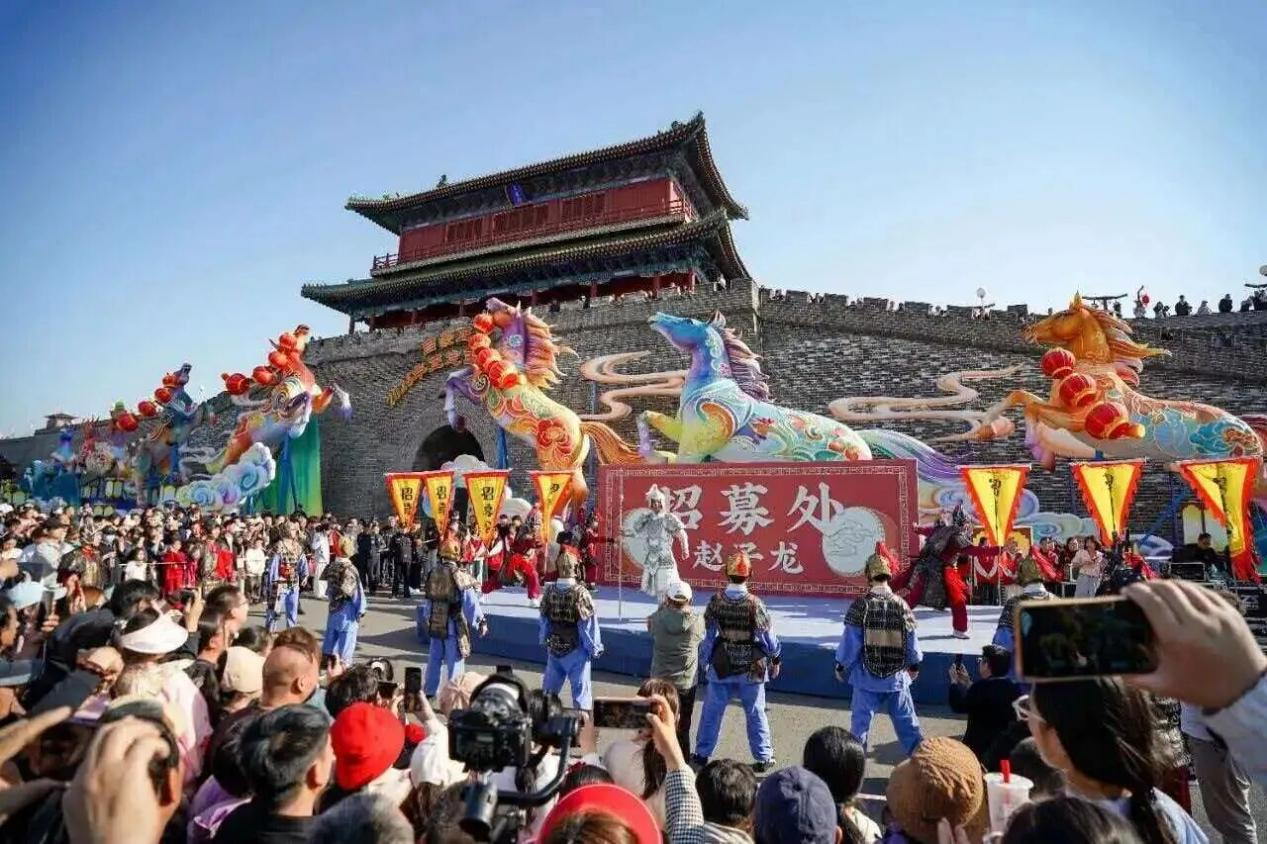“五一”假期，河北正定南城门，“当一天赵子龙的兵”招募现场人头攒动。河北省文化和旅游厅供图
