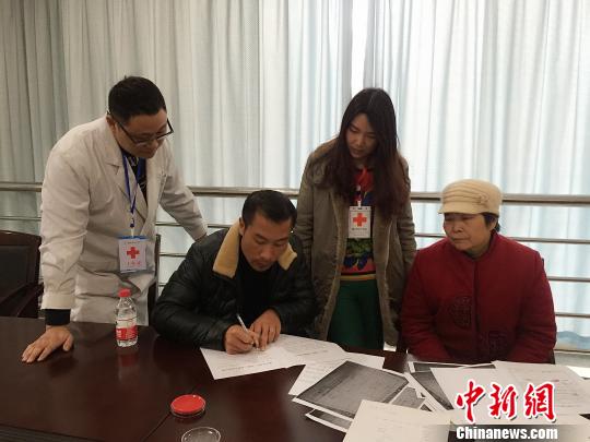 小月的父亲和奶奶填写遗体和器官捐献志愿书。重庆红会供图