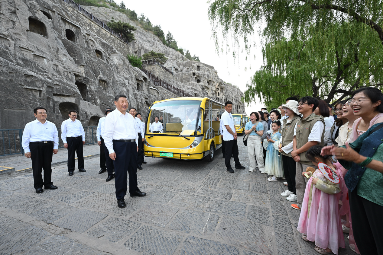 5月19日,习近平在洛阳龙门石窟考察时,同游客亲切交流。 5月19日,习近平在洛阳龙门石窟考察时,同游客亲切交流。