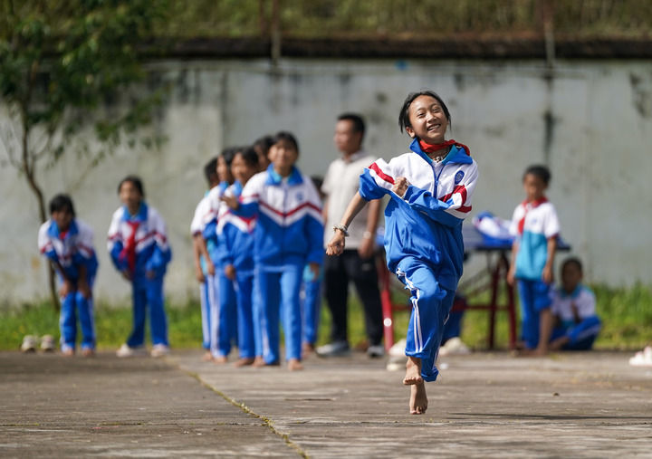 2025年9月15日,云南省普洱市孟连傣族拉祜族佤族自治县腊福小学学生课间在操场进行奔跑接力比赛。新华社记者 陈欣波 摄