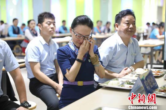 现场被感动落泪的老师。　钟欣 摄