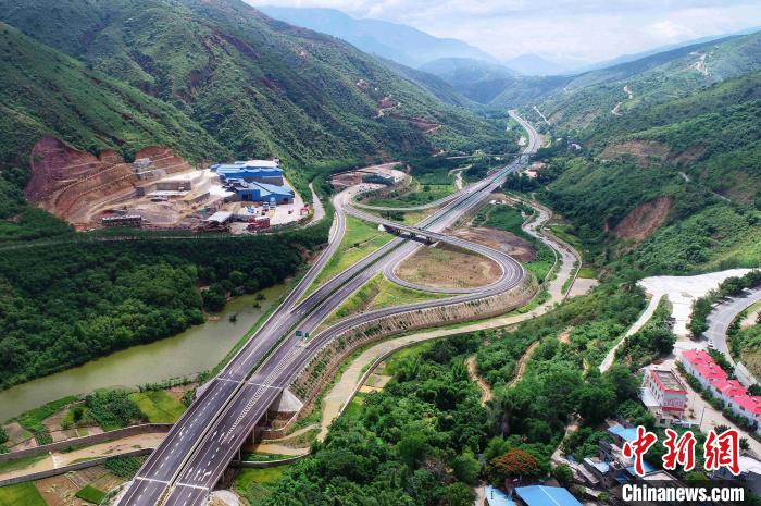 图为航拍元江至蔓耗高速公路红河段.云南建投集团供图
