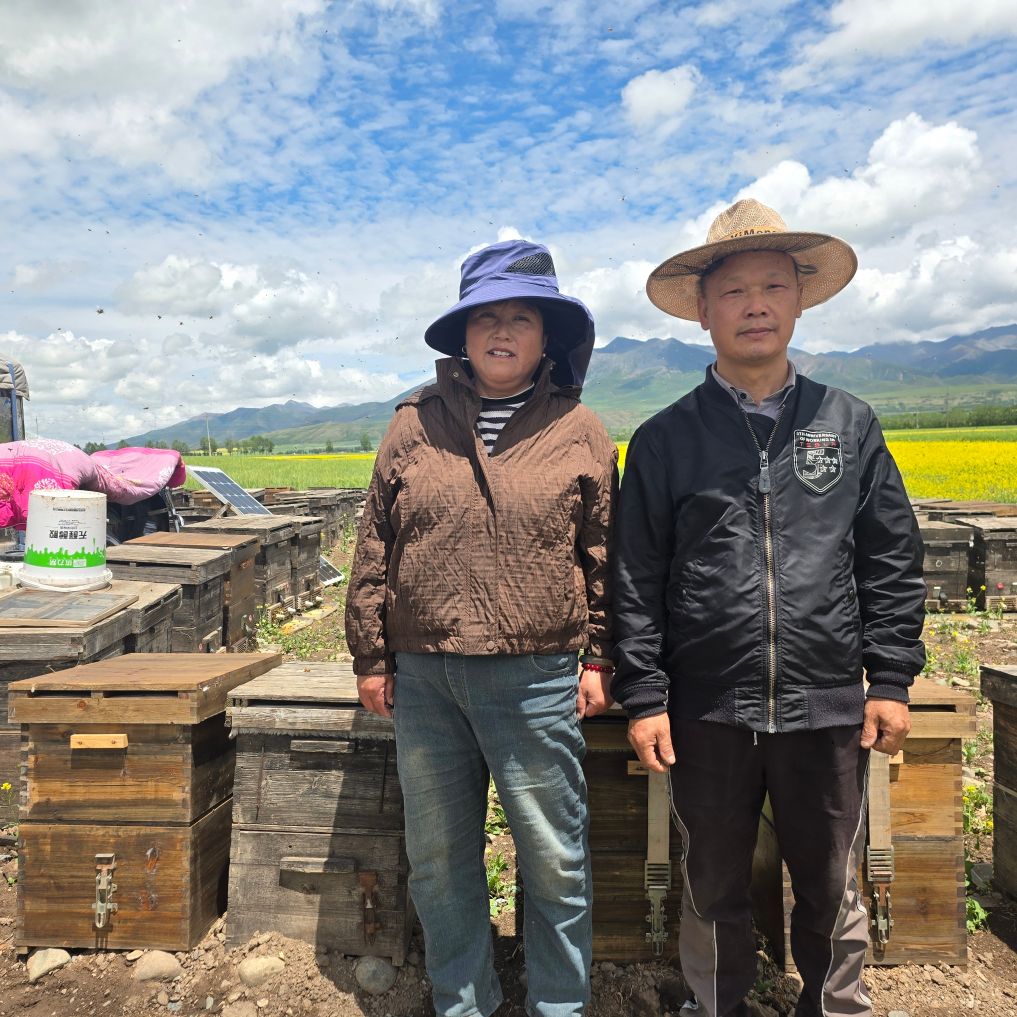 李翠芳（左）和丈夫王华平合影。新华社记者 李琳海 摄