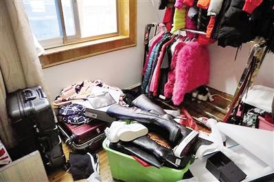 警方在犯罪嫌疑人住所查获赃物。