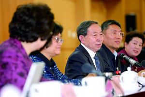 3月8日,全国政协举行教育界别联组会议,教育部部长袁贵仁右三到会听取建议。
