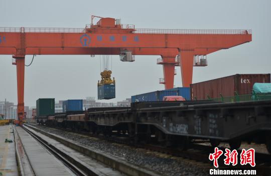 图为:中欧班列吊装。 王刚 摄