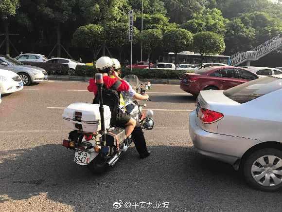 忘带全班准考证民警“逆行闯灯”取回 网友：没事就好