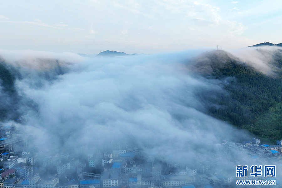 重庆:八月里云海流瀑 瞰群山如画