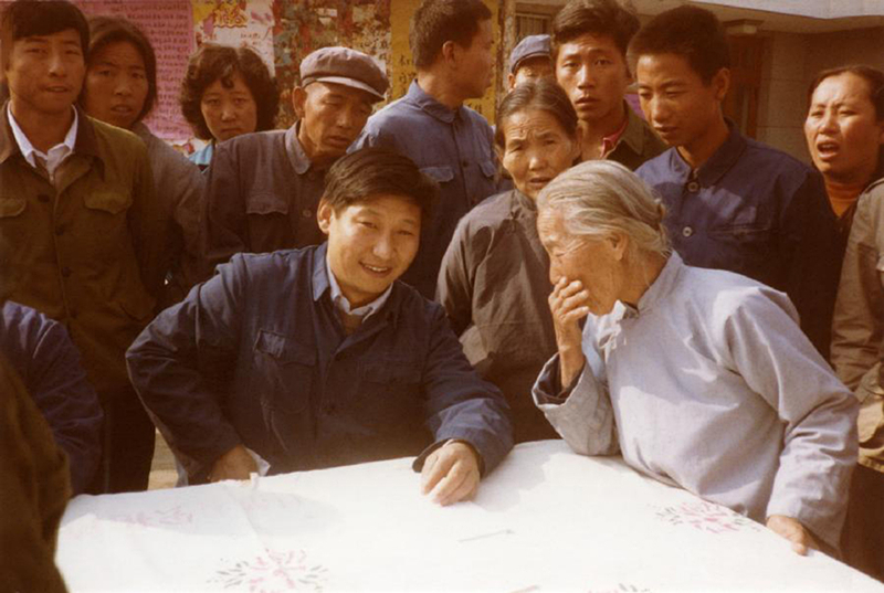 这是1983年,时任河北正定县委书记的习近平(前排居中),临时在大街上摆桌子听取老百姓意见。