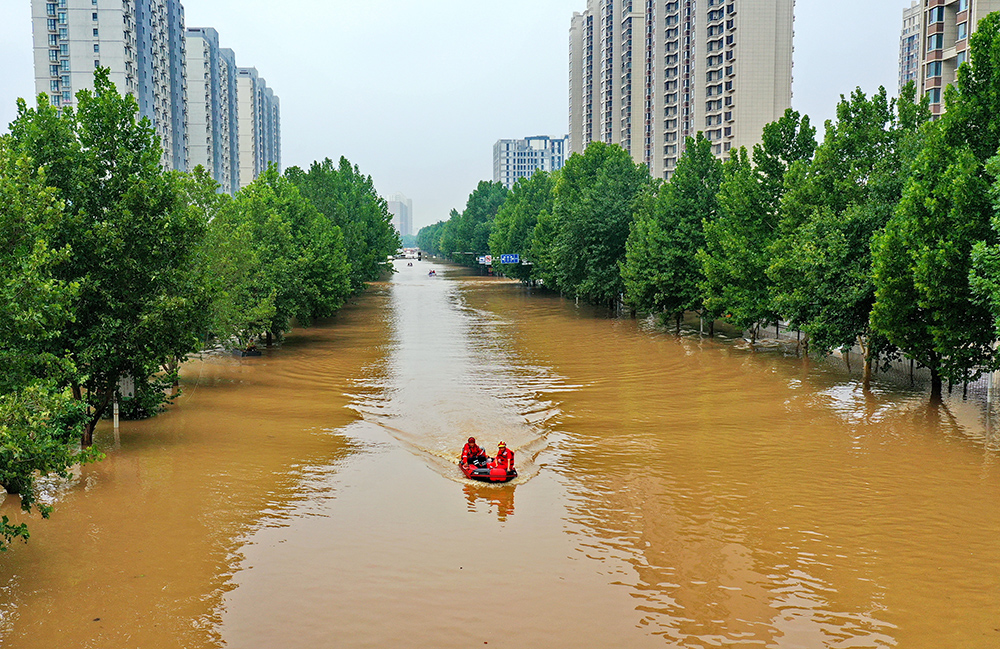 救援人员在河北省涿州市市区乘坐冲锋舟前去转移受灾群众(8月2日摄,无人机照片)。 救援人员在河北省涿州市市区乘坐冲锋舟前去转移受灾群众(8月2日摄,无人机照片)。
