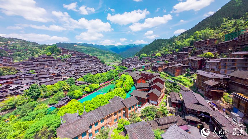 1 穿越机视角下的西江千户苗寨。人民网记者 涂敏 摄