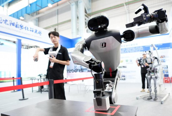 9月5日，在沈阳的2025全球工业互联网大会的展览区现场，中国科学院沈阳自动化研究所的机器人工程师在调试具身智能操作系统。新华社记者 李钢 摄