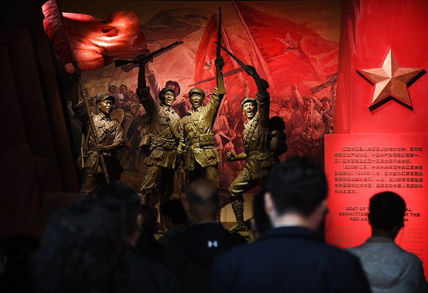 图为2024年5月9日,游客在延安革命纪念馆参观。 新华社记者 张博文 摄