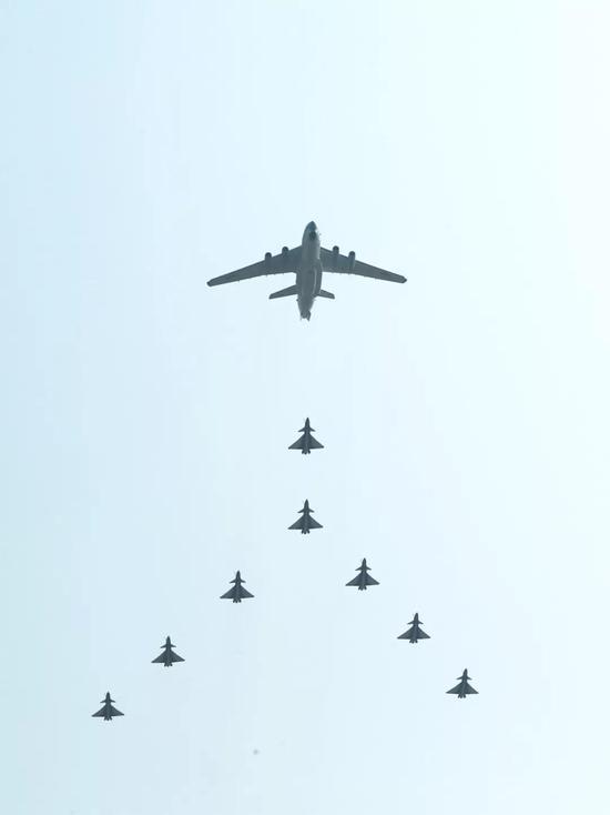 这是受阅的领队机梯队。新华社记者 丁洪法 摄