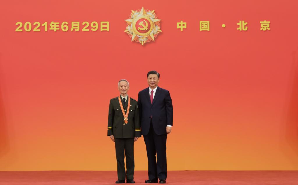 2021年6月29日,习近平总书记向“七一勋章”获得者崔道植颁授勋章。 2021年6月29日,习近平总书记向“七一勋章”获得者崔道植颁授勋章。