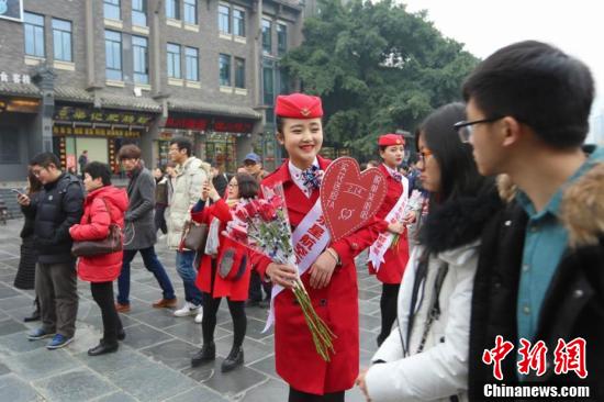 四川一高校开“浪漫”课 情人节卖花挣学分 四川一高校开“浪漫”课 情人节卖花挣学分