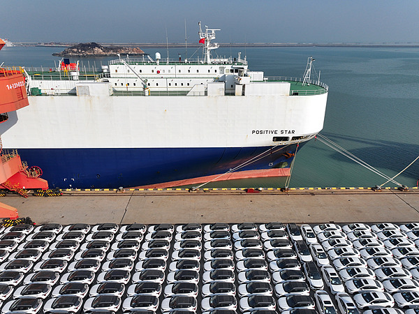 在江苏省连云港，中国生产的汽车正加紧装船出口海外。