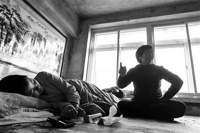 “举债20万照料瘫痪女友男子”被指家暴 警方立案