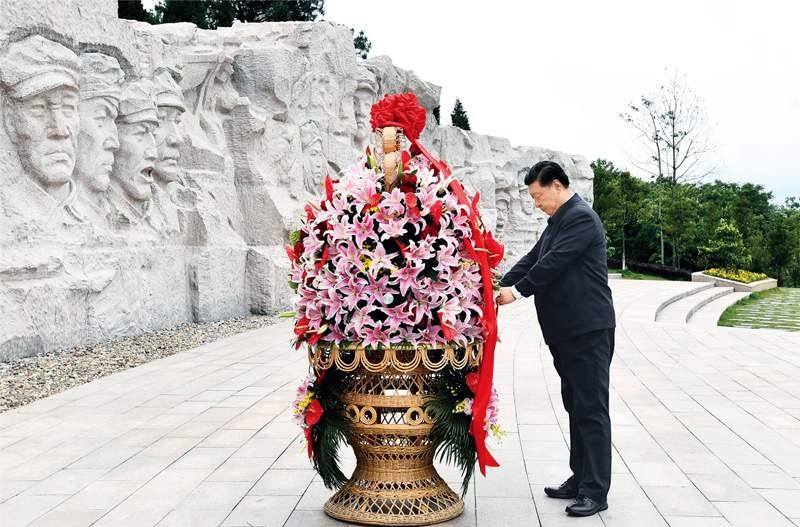 2021年4月25日至27日,中共中央总书记、国家主席、中央军委主席习近平在广西考察。这是25日上午,习近平在位于桂林市全州县的红军长征湘江战役纪念园,向湘江战役红军烈士敬献花篮。 新华社记者 谢环驰/摄