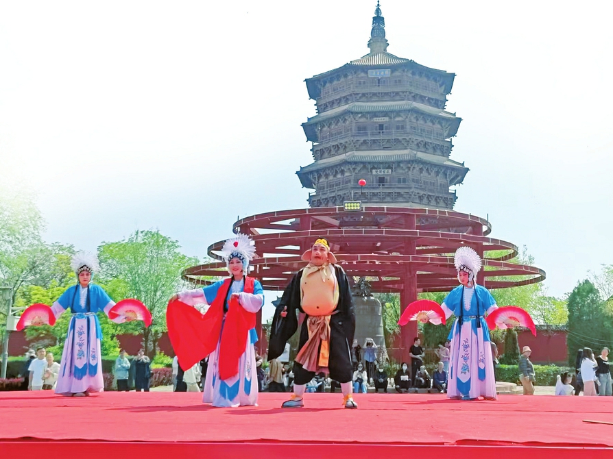 应县祈园广场搭起的耍孩儿剧公益演出舞台上,正在演出耍孩儿剧目《狮子洞》。山西日报记者马占富摄 应县祈园广场搭起的耍孩儿剧公益演出舞台上,正在演出耍孩儿剧目《狮子洞》。山西日报记者马占富摄