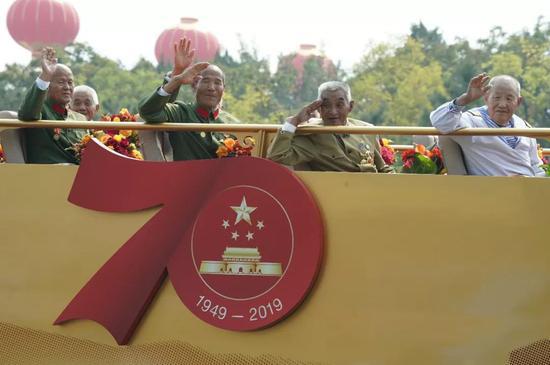 这是礼宾车上的老兵。新华社记者 陈建力 摄